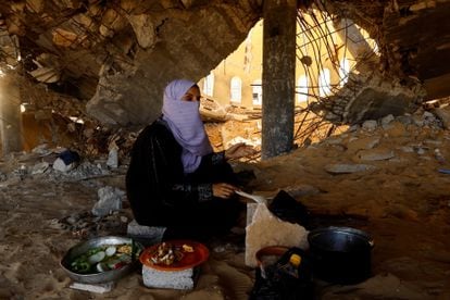 Una mujer cocina en una mezquita destruída, en la franja de Gaza, Noviembre 17 de 2023