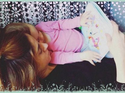 Una madre lee junto a su hija el libro de mindfulness.