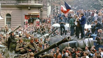 Ciudadanos checos rodean tanques soviéticos, el 21 de agosto de 1968 en Praga.