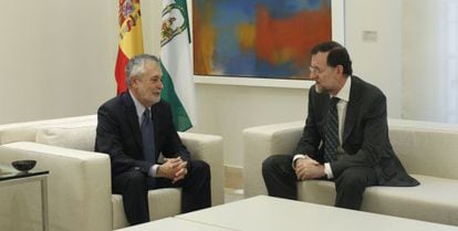 El presidente del Gobierno, Mariano Rajoy, recibe al presidente de la Junta de Andaluc&iacute;a, Jos&eacute; Antonio Gri&ntilde;&aacute;n.