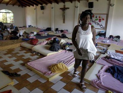 Una cubana espera en La Cruz (Costa Rica) poder cruzar la frontera con Nicaragua, el 27 de noviembre de 2015. 