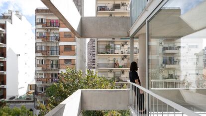 Detalle de los espacios exteriores que amplían e iluminan los pisos al tiempo que responden a la construcción de la trama urbana.