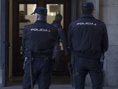 Dos agentes de la Policía Nacional, en los juzgados de Sevilla.