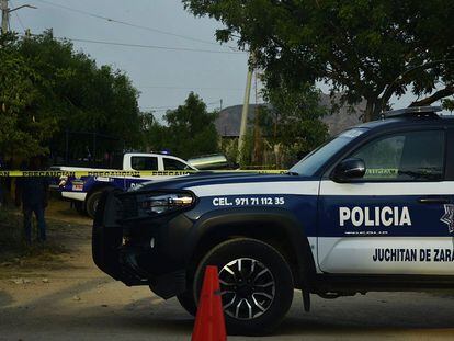 Policías municipales resguardan la zona donde se cometió el crimen, en la comunidad Chicapa de Castro, en Oaxaca (México).