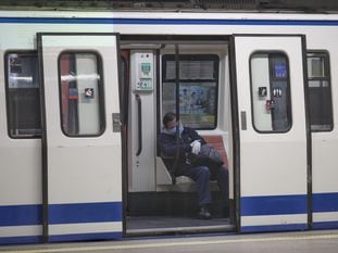 Un hombre con mascarilla, este jueves, en la estación madrileña de Atocha.