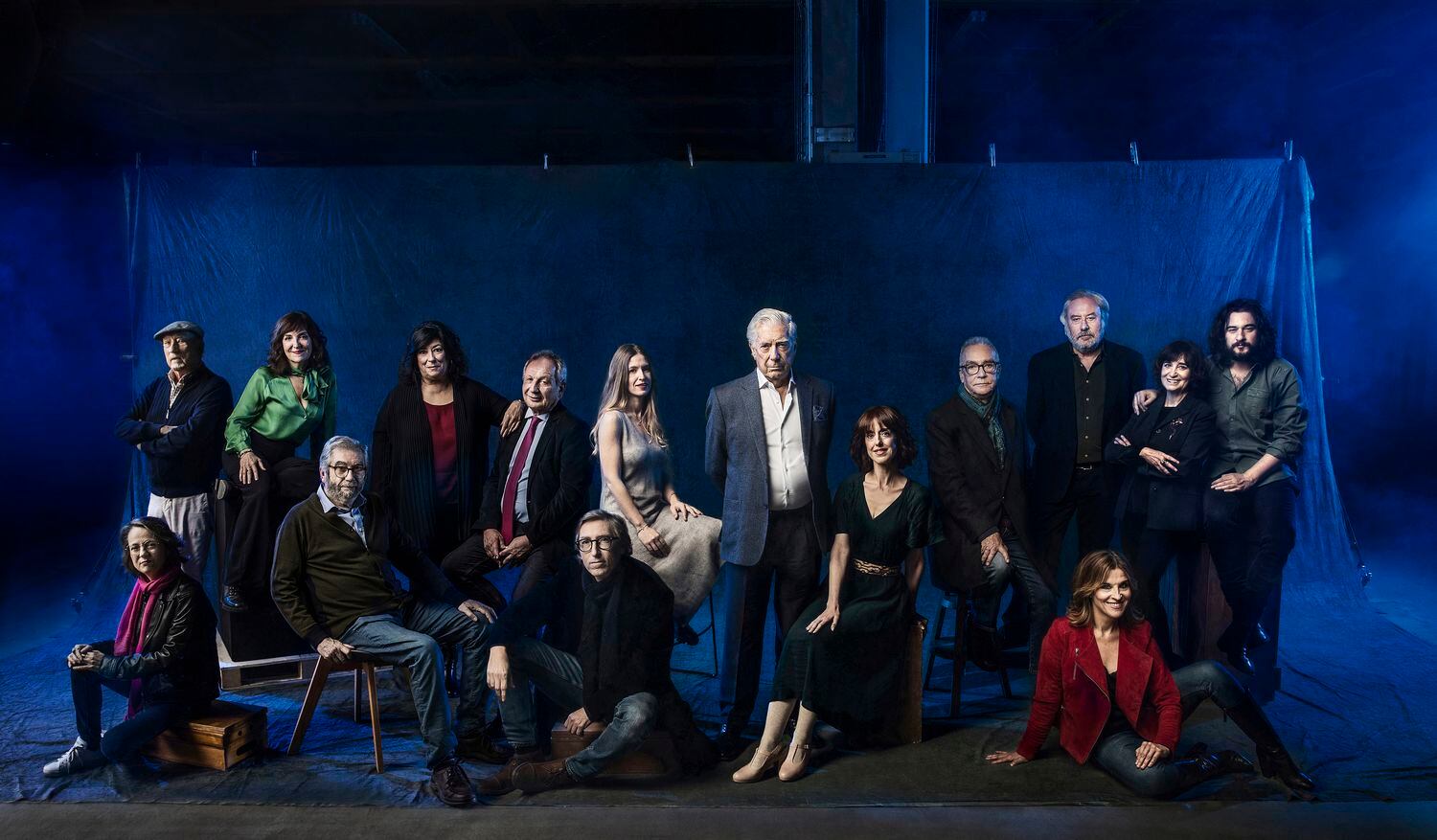 En primera fila, desde la izquierda, Marta Sanz, Antonio Muñoz Molina, David Trueba, Irene Vallejo y Luz Sánchez-Mellado. Detrás, en igual sentido, Manuel Vicent, Elvira Lindo, Almudena Grandes, Xavier Vidal-Folch, Nuria Labari, Mario Vargas Llosa, Juan José Millás, Julio Llamazares, Rosa Montero y Manuel Jabois. Foto compuesta en dos tomas.