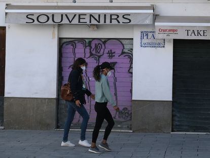 Tiendas cerradas en el centro de Sevilla, este jueves.