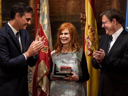 Pedro Sánchez (izquierda) y Ximo Puig entregan a Carmen Alborch el pasado 9 de octubre la Alta Distinción de la Generalitat valenciana. 