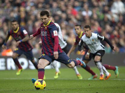 Messi se dispone a marcar de penalti el segundo gol de su equipo.