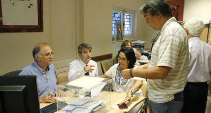 Un espa&ntilde;ol vota en el Consulado de Espa&ntilde;a en Montevideo.