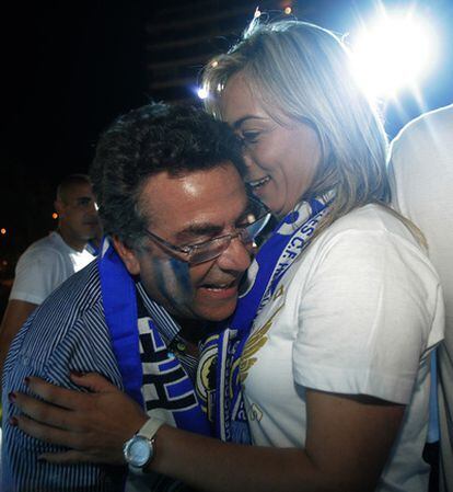 Enrique Ortiz con  Sonia Castedo, alcaldesa de Alicante, durante la celebración por el ascenso del Hércules.