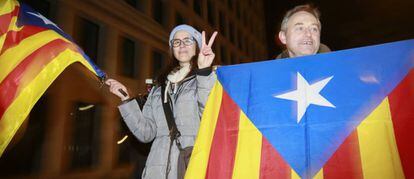 Dos partidarios de la independencia apoyan a Puigdemont y otros cuatro exconsellers frente a la fiscal&iacute;a belga. 