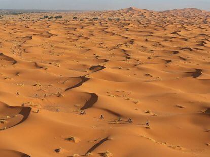 Etapa de la Titan Desert por dunas del desierto marroqu&iacute;