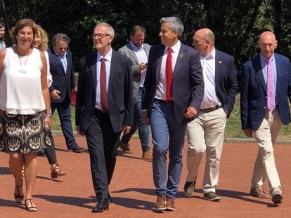 José Guirao, en el centro con gafas, este jueves en Santillana del Mar.