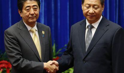 Freda salutació entre els presidents de la Xina i el Japó.