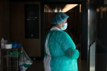 Una enfermera en el hotel Princess, utilizado por el Hospital del Mar de Barcelona, el 8 de abril