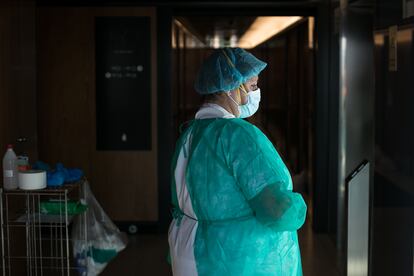 Una enfermera en el hotel Princess, utilizado por el Hospital del Mar de Barcelona, el 8 de abril
