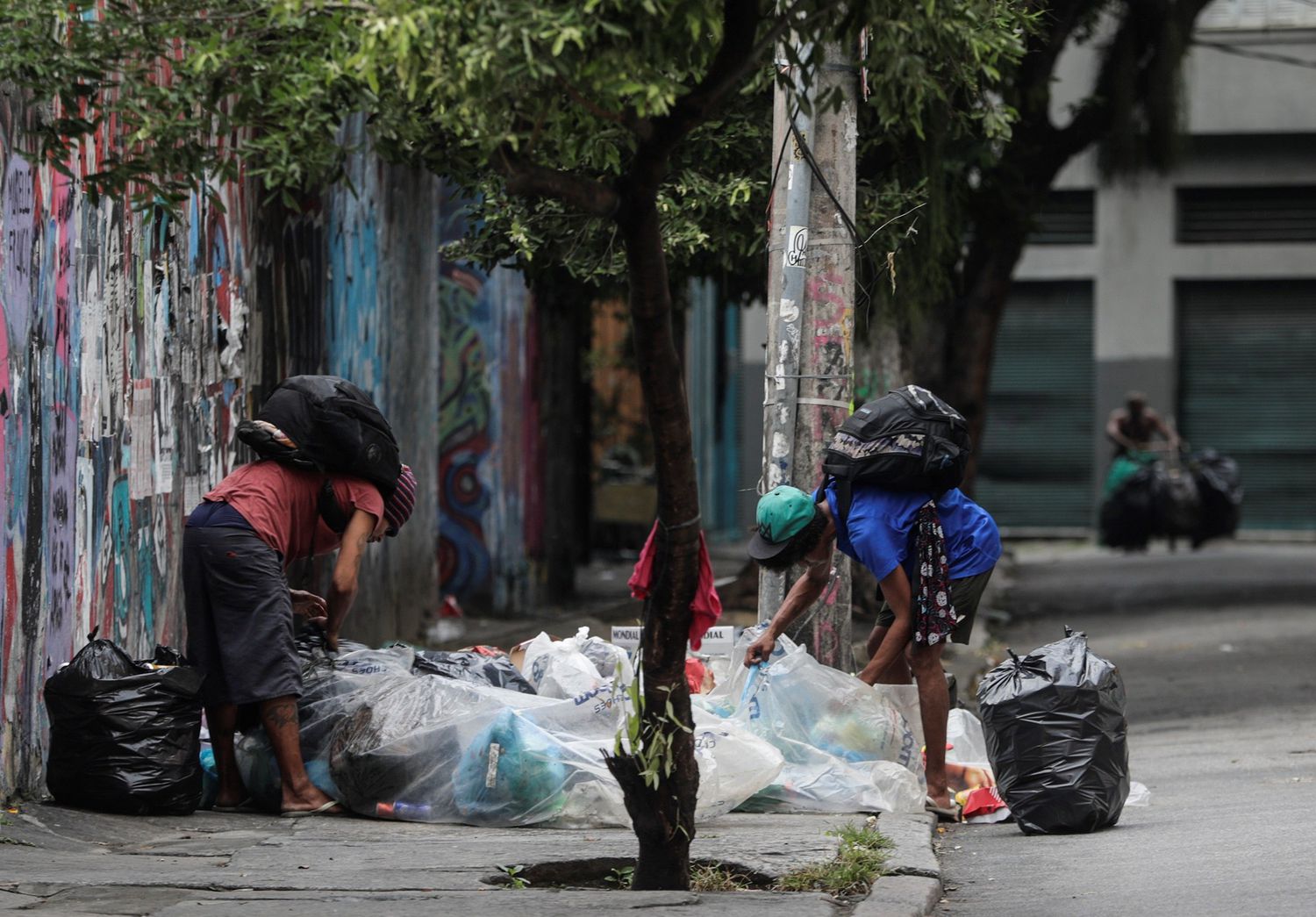 Personas sin hogar esperan ayuda durante la pandemia de Coronavírus este lunes, en Río de Janeiro (Brasi).