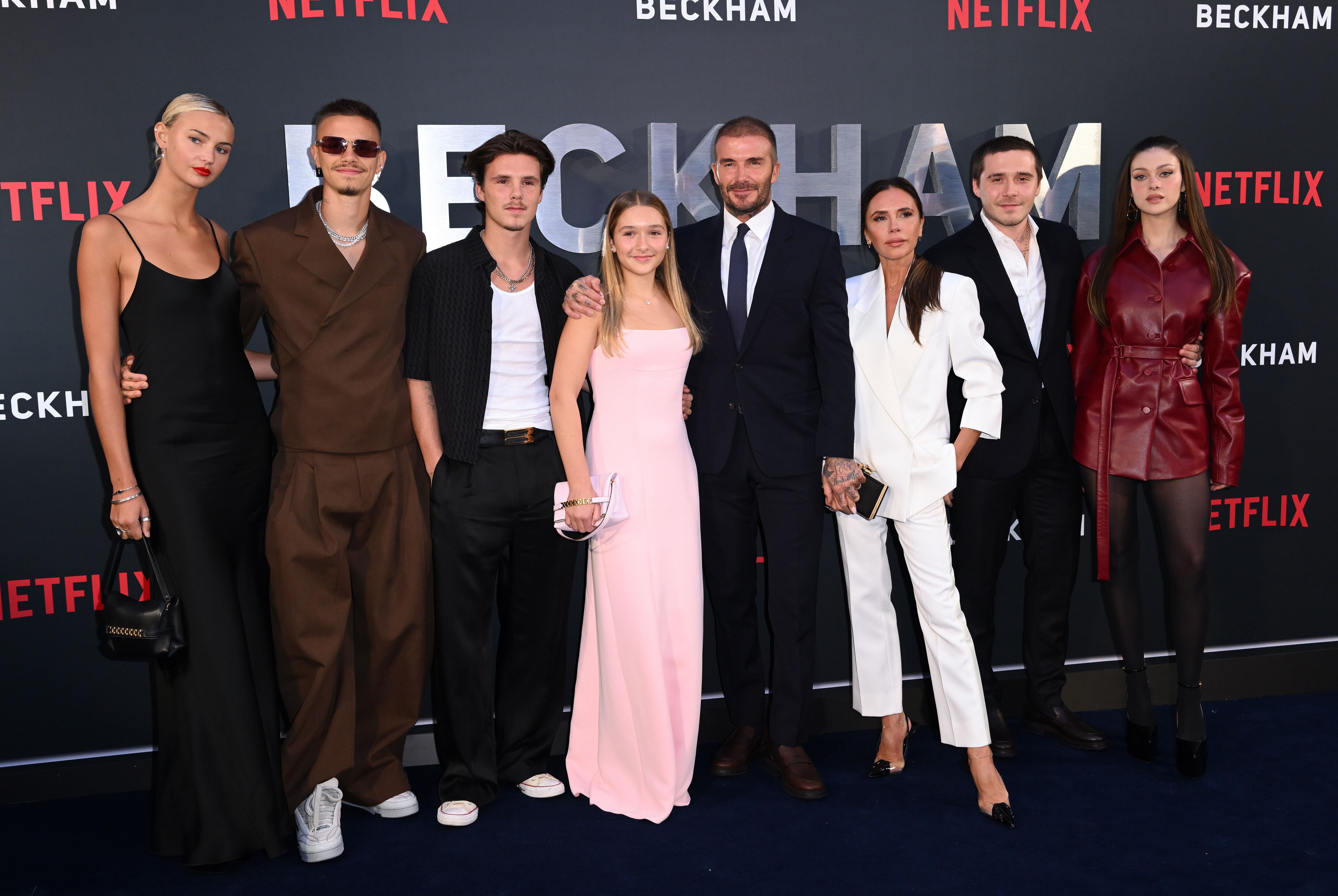 La familia Beckham al completo. De izquierda a derecha: Mia Regan (exnovia de Romeo), Romeo Beckham, Cruz Beckham, Harper Beckham, David Beckham, Victoria Beckham, Brooklyn Beckham y Nicola Peltz (esposa de Brooklyn) en el estreno de Netflix de 'Beckham', en octubre de 2023 en Londres.