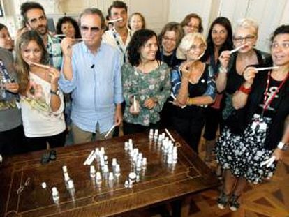 El perfumista Jimmy Boyd (2i) rodeado por los alumnos a los que imparte un taller en la Universidad Internacional Menéndez Pelayo de Santander.