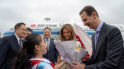 El presidente sirio, Bachar el Asad, junto a su esposa, Asma, es recibido en el aeropuerto de Hangzhou, en China, el jueves 21 de septiembre.