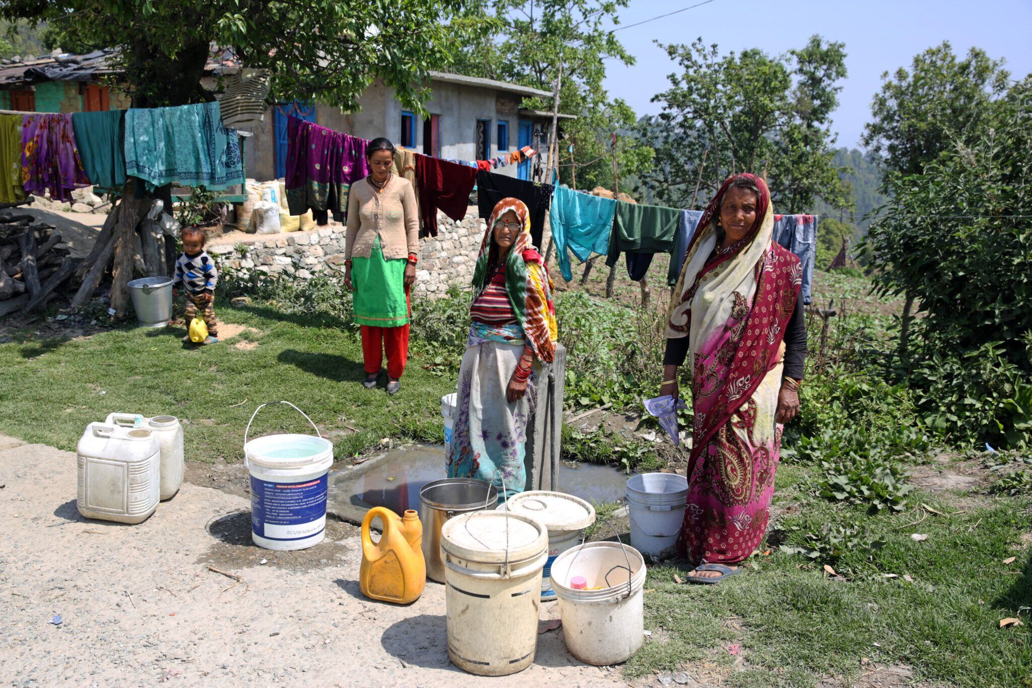 Varias mujeres hacen cola para llenar cubos de agua del único grifo de Dhunaghat (cerca de donde  Sonu Bohra dio a luz en la ambulancia), un pueblo del distrito de Champawat. 