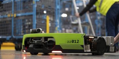 Proteus, un nuevo robot para mover grandes carros por los almacenes aunque haya empleados.
