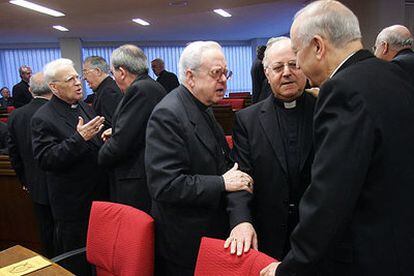 Miembros de la jerarquía conversan durante la Asamblea plenaria del episcopado, en marzo de 2005, en la que se produjo un vuelco significativo en la cúpula de la Iglesia católica.