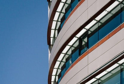 El Parque Empresarial Alvento, de Metrovacesa, ubicado en la zona de Campo de las Naciones, en Madrid, fue precursor en cuanto a certificados: el primero en conseguir el LEED en España y Europa en 2006. La promotora inmobiliaria comenzó a construir en agosto de 2001 y abrió los 32.935 metros cuadrados del lugar en julio de 2003. La inversión llegó a los 56 millones de euros, pero merecía la pena. Se calculó que el ahorro en energía rondaría los 80.000 euros al año (678.000 kWh) y 12.900 euros en agua (56% en consumo de agua y 77% en riego de jardinería).