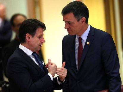 El primer ministro italiano, Giuseppe Conte, habla con el presidente español en funciones, Pedro Sánchez, en una imagen tomada en mayo en Bruselas. 