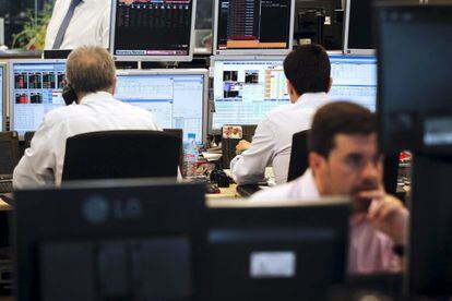 Analistas en la oficinas de Ahorro Corporación, grupo de servicios financieros encargado de la subasta de bonos y letras del Tesoro Público español