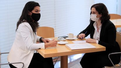 Isabel Díaz Ayuso conversa con Rocío Monasterio el pasado marzo en la cafetería de la Asamblea.