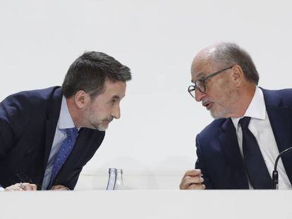Josu Jon Imaz y Antonio Brufau, consejero delegado y presidente de Repsol, repesctivamente, en la junta de accionistas de la petrolera de 2019.