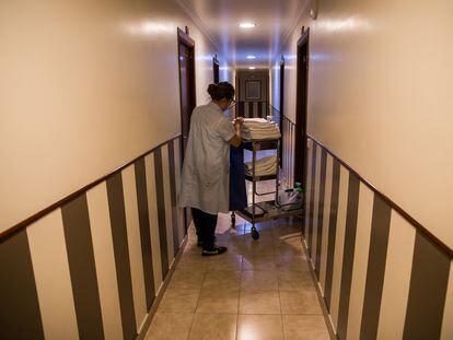 Una trabajadora arregla las habitaciones de un hotel de Sanxenxo (Pontevedra).