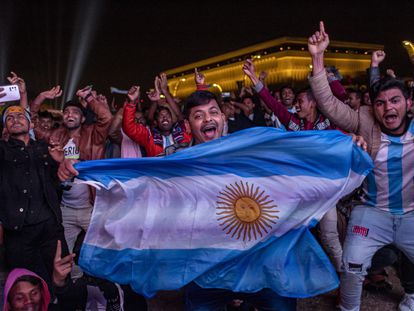 Aficionados de la selección argentina celebran la victoria contra Croacia, este martes en Qatar.