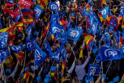 Ambiente frente a la sede del Partido Popular en Madrid tras conocerse los resultados electorales, el domingo.