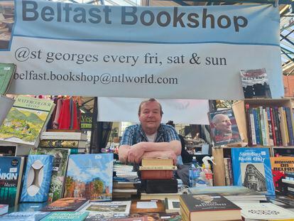 Paul Burns, en su puesto del Mercado de San Jorge (Belfast), el sábado
