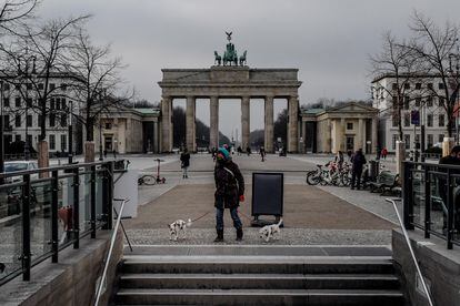 Varias personas deambulan frente a la Puerta de Brandeburgo, en Berlín (Alemania) el pasado 11 de enero.