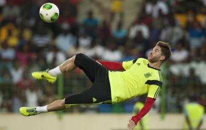 Sergio Ramos remata de chilena en la sesión de entrenamiento del viernes.