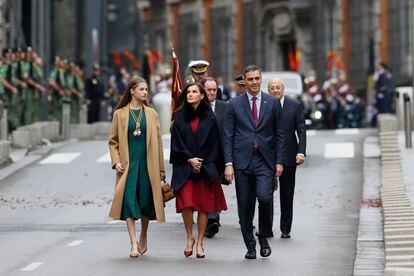 El presidente del Gobierno Pedro Sánchez, junto a la princesa de Asturias Leonor y la reina Letizia, al comienzo de la solemne apertura de la XV Legislatura. 