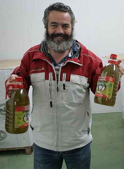 Juan Manuel Sánchez Gordillo, alcalde de Marinaleda, con el aceite que producen.