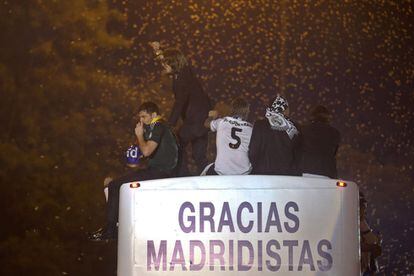 Iker Casillas y Luka Modric, sobre el autob&uacute;s que se aleja hacia el Bernab&eacute;u tras la fiesta de la plaza de la Cibeles. 