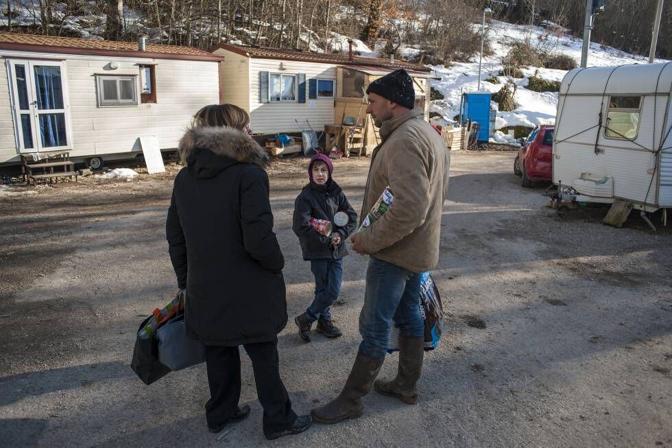 Pietro Santarelli, su hijo Filippo y Agata Guerra, delante de las roulottes donde viven los afectados por el terremoto.