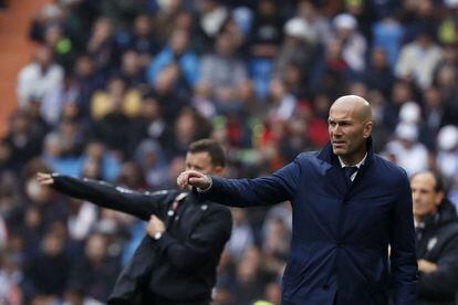 El técnico francés del Real Madrid, Zinedine Zidane (d), da indicaciones a sus jugadores.