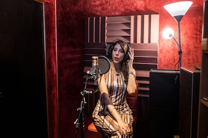 Estíbaliz Martyn durante una sesión de grabación este lunes en el estudio Fonofox.