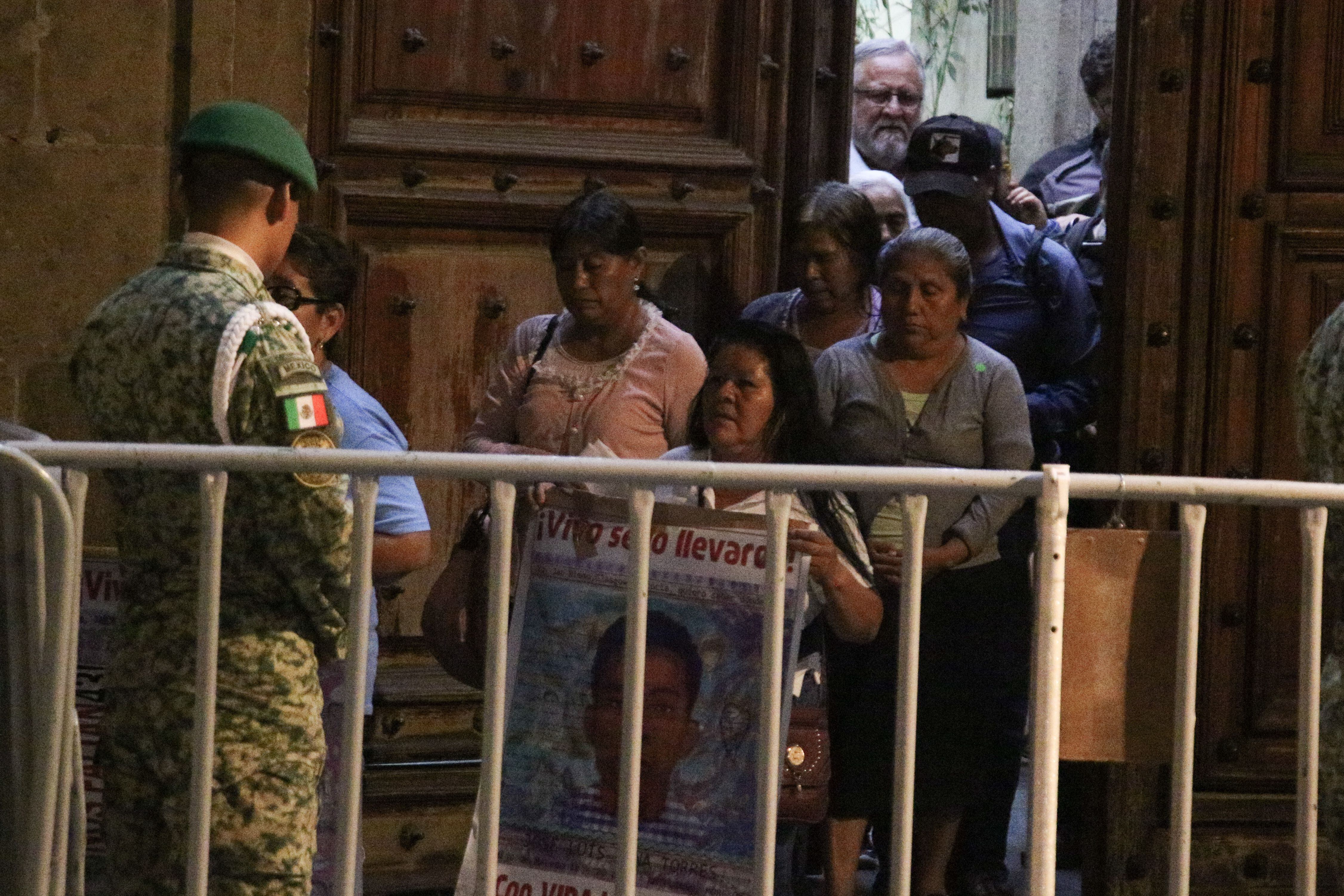 Alejandro Encinas sale de Palacio Nacional detrás de los familiares de los 43, este lunes.