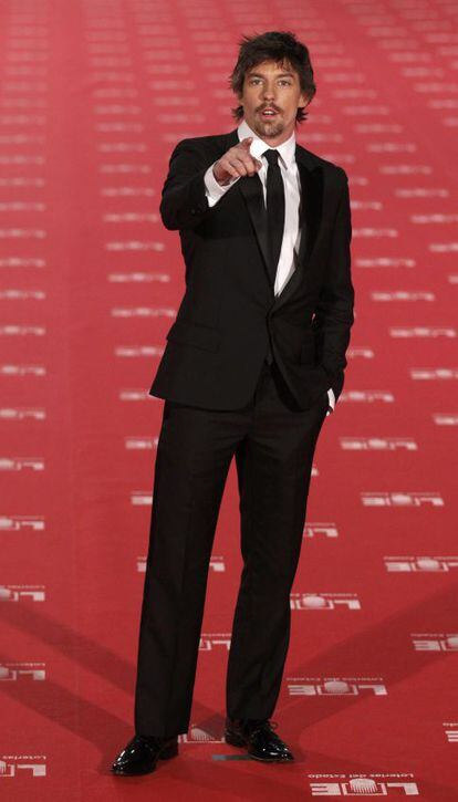 Adrián Lastra, nominado como mejor actor revelación por su papel en 'Primos', posa en la alfombra roja de los Goya con un esmoquin de Dior Homme.