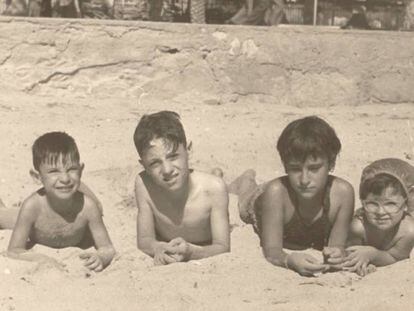 Jorge Mart&iacute;nez Reverte (segundo por la izquierda) con unos amigos en una playa de Alicante.