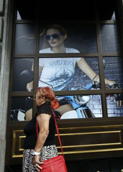 Una mujer camina por delante del Hard Rock Café de Madrid.