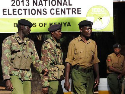 Policias custodian la entrada a un colegio electoral hoy en Nairobi